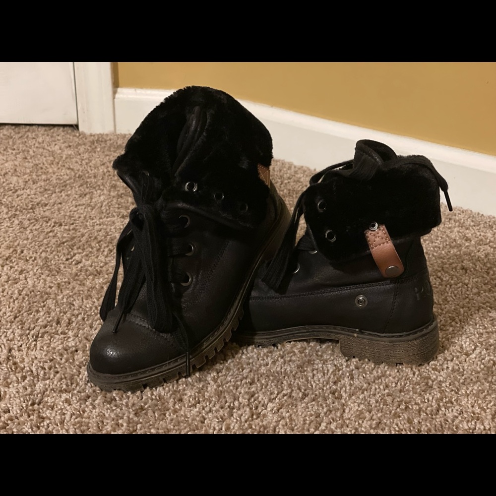 Black Roxy lace up boots “with the fur”